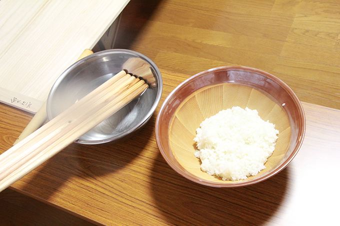 お米を適度につぶすことから作業開始です。
