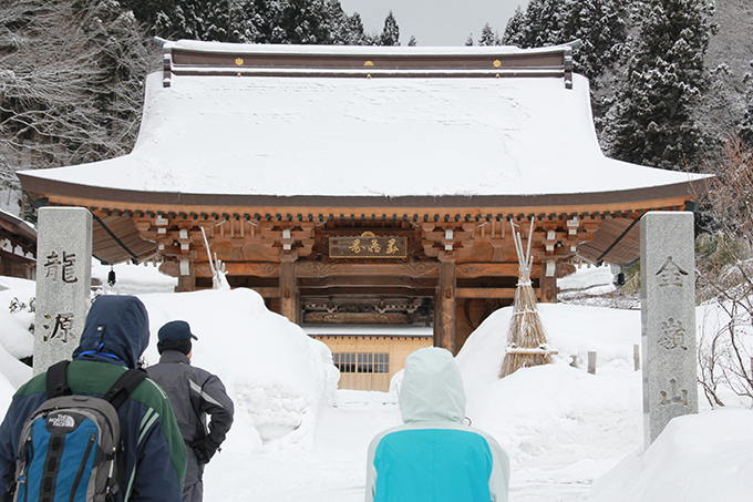 雪の中立派な参門の龍源寺(国登録有形文化財)