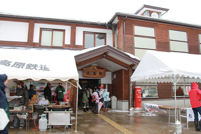 酒蔵開放に合わせて開催される雪まつりで活気があふれる矢島駅